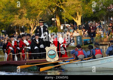 Bürgermeister aus den Cinque Ports führen die schwimmende Parade beim Hythe Venetian Fete. Dekorierte Wagen Parade entlang des Royal Military Canal in Hythe Kent, Großbritannien, 21. August 2024. Stockfoto