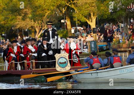 Bürgermeister aus den Cinque Ports führen die schwimmende Parade beim Hythe Venetian Fete. Dekorierte Wagen Parade entlang des Royal Military Canal in Hythe Kent, Großbritannien, 21. August 2024. Stockfoto