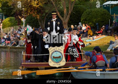 Bürgermeister aus den Cinque Ports führen die schwimmende Parade beim Hythe Venetian Fete. Dekorierte Wagen Parade entlang des Royal Military Canal in Hythe Kent, Großbritannien, 21. August 2024. Stockfoto