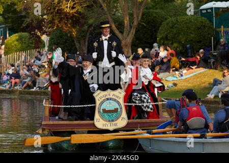 Bürgermeister aus den Cinque Ports führen die schwimmende Parade beim Hythe Venetian Fete. Dekorierte Wagen Parade entlang des Royal Military Canal in Hythe Kent, Großbritannien, 21. August 2024. Stockfoto