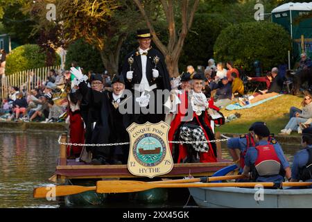 Bürgermeister aus den Cinque Ports führen die schwimmende Parade beim Hythe Venetian Fete. Dekorierte Wagen Parade entlang des Royal Military Canal in Hythe Kent, Großbritannien, 21. August 2024. Stockfoto