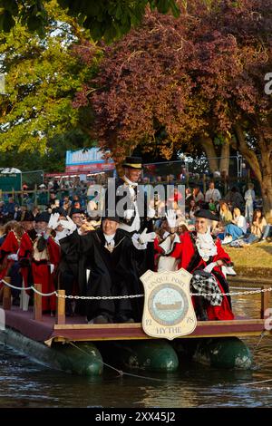 Bürgermeister aus den Cinque Ports führen die schwimmende Parade beim Hythe Venetian Fete. Dekorierte Wagen Parade entlang des Royal Military Canal in Hythe Kent, Großbritannien, 21. August 2024. Stockfoto