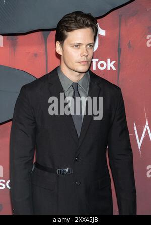 Bill Skarsgard in Anzug von Prada nimmt am 20. August 2024 im Village East von Angelika in New York an der Weltpremiere von The Crow von Lionsgate Teil Stockfoto