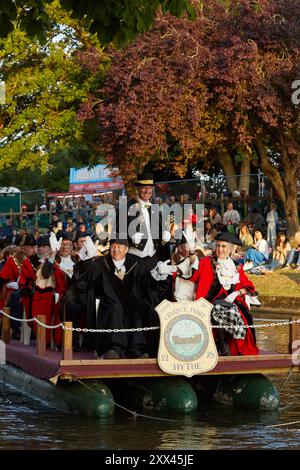 Bürgermeister aus den Cinque Ports führen die schwimmende Parade beim Hythe Venetian Fete. Dekorierte Wagen Parade entlang des Royal Military Canal in Hythe Kent, Großbritannien, 21. August 2024. Stockfoto