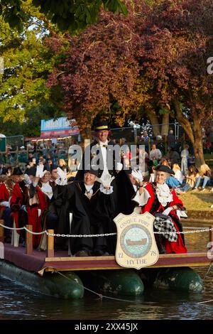 Bürgermeister aus den Cinque Ports führen die schwimmende Parade beim Hythe Venetian Fete. Dekorierte Wagen Parade entlang des Royal Military Canal in Hythe Kent, Großbritannien, 21. August 2024. Stockfoto