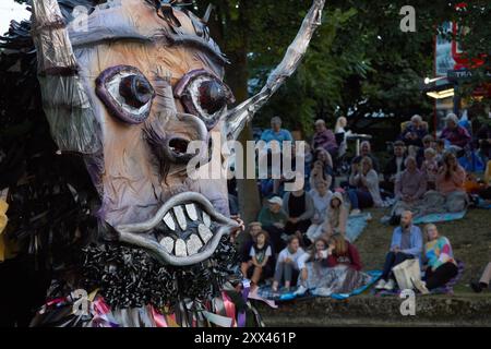 Das Hythe Venezian Fete, geschmückte Wagen, Parade entlang des Royal Military Canal in Hythe Kent, Großbritannien, am 21. August 2024. Stockfoto