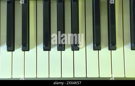 Piano-Keyboard im Haus mit Schatten Hintergrund und Textur Stockfoto