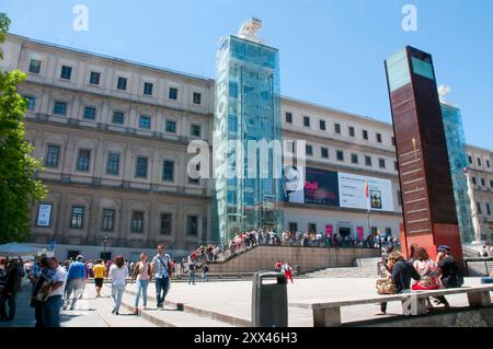 Menschen im Centro de Arte Reina Sofia National Museum. Madrid, Spanien. Stockfoto