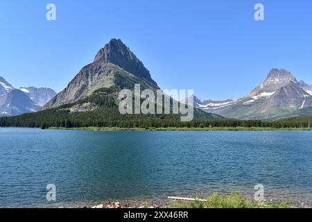 Der Grinnell Peak liegt am Swiftcurrent Lake im Glacier National Park, MT. Stockfoto