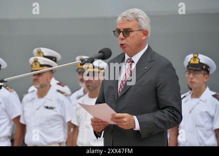 Yokosuka, Japan. August 2024. Gianluigi Benedetti, italienischer Botschafter in Japan, hält am Donnerstag, den 22. August 2024, eine Rede bei der Ankunftszeremonie der japanischen Seefahrtruppe Yokosuka in Yokosuka, Präfektur Kanagawa, Japan. Foto: Keizo Mori/UPI Credit: UPI/Alamy Live News Stockfoto