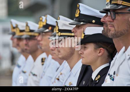 Yokosuka, Japan. August 2024. Mitglieder der italienischen Marine hören die Rede von Konteradmiral Toshihiko Sawada während der Ankunftszeremonie auf der Yokosuka Marinebasis der japanischen Seefahrtruppe in Yokosuka, Präfektur Kanagawa, Japan am Donnerstag, den 22. August 2024. Foto: Keizo Mori/UPI Credit: UPI/Alamy Live News Stockfoto