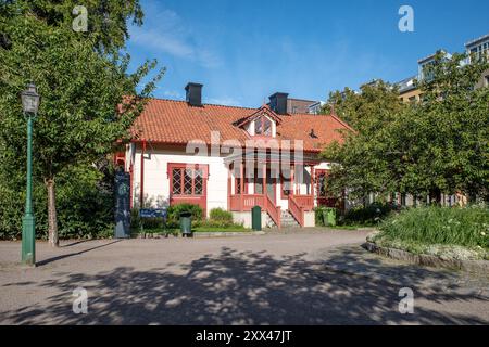 Sonniger Sommertag im berühmten Park Trädgårdsföreningen. Dies ist ein historischer Park in Linköping, einer berühmten Universitätsstadt in Schweden. Stockfoto