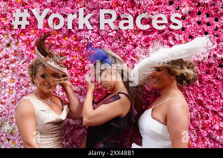 Rennfahrer am zweiten Tag des Sky Bet Ebor Festivals auf der York Racecourse. Bilddatum: Donnerstag, 22. August 2024. Stockfoto