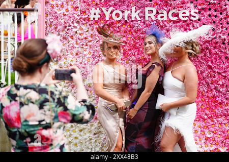 Rennfahrer am zweiten Tag des Sky Bet Ebor Festivals auf der York Racecourse. Bilddatum: Donnerstag, 22. August 2024. Stockfoto