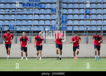 Krakau, Polen. August 2024. Spieler von Wisla Krakow während des Trainings vor dem Spiel: UEFA Conference League 2024/2025 Wisla Krakow - Cercle Brugge im Stadtstadion. Quelle: SOPA Images Limited/Alamy Live News Stockfoto