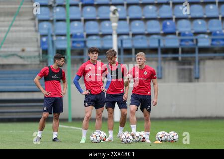 Krakau, Polen. August 2024. Spieler von Wisla Krakow während des Trainings vor dem Spiel: UEFA Conference League 2024/2025 Wisla Krakow - Cercle Brugge im Stadtstadion. Quelle: SOPA Images Limited/Alamy Live News Stockfoto