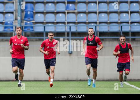 Krakau, Polen. August 2024. Spieler von Wisla Krakow während des Trainings vor dem Spiel: UEFA Conference League 2024/2025 Wisla Krakow - Cercle Brugge im Stadtstadion. Quelle: SOPA Images Limited/Alamy Live News Stockfoto