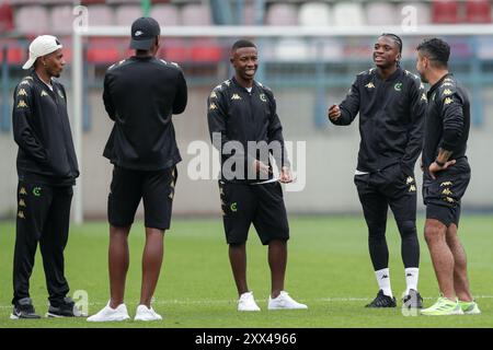 Krakau, Polen. August 2024. Spieler des Cercle Brugge im Training vor dem Spiel: UEFA Conference League 2024/2025 Wisla Krakow - Cercle Brugge im Stadtstadion. Quelle: SOPA Images Limited/Alamy Live News Stockfoto