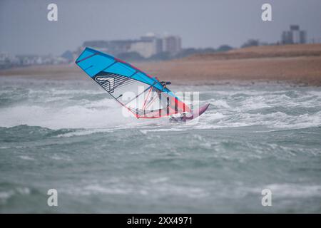 Beachlands, Hayling Island. August 2024. Starke Winde und zeitweilige Regenfälle für die Südküste heute, als Ex-Hurrikan Ernesto an Land kam. Windsurfer genießen die anspruchsvollen Bedingungen auf Beachlands, Hayling Island in Hampshire. Quelle: james jagger/Alamy Live News Stockfoto