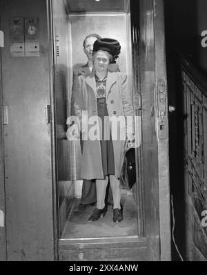 Aktuell 11-1949: Jubiläumsbesuch im LabyrinthPeople's House in Oslo. - In der alten Hauptaufgabe gab es endlich Aufzüge, aber sie sind eng für Erwachsene gemacht. Foto; Sverre A. Børretzen / aktuell / NTB ***FOTO NICHT VERARBEITET*** dieser Bildtext wird automatisch übersetzt Stockfoto