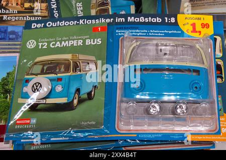 Hachette, Volkswagen T2 Camper VW Bus mit Druckguss Bausatz bzw Bauteilen im Zeitschriften-Fachhandel. Die Hachette Book Group ist eine in den USA ansässige Verlagsgruppe. Sie befinden sich vollständig im Besitz von Hachette Livre, des grössten Verlagshauses in Frankreich, das seinerseits der Unternehmensgruppe Groupe Lagardere gehört. Die Hachette Book Group entstand, als Hachette Livre 2006 vom Unternehmen Time Warner die Time Warner Book Group übernahm *** Hachette, Volkswagen T2 Camper VW Bus mit die-Cast-Kit oder Teilen im Zeitschriftenhandel die Hachette Book Group ist eine Verlagsgruppe BAS Stockfoto