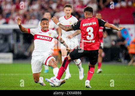 LEVERKUSEN, DEUTSCHLAND - 17. AUGUST: Enzo Millot vom VfB Stuttgart und Piero Hincapie von Bayer 04 Leverkusen kämpfen um Besitz beim DFL Supercup Stockfoto