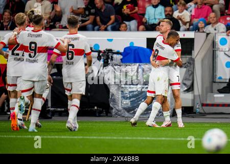 LEVERKUSEN, DEUTSCHLAND - 17. AUGUST: Enzo Millot vom VfB Stuttgart feiert mit Maximilian Mittelstadt vom VfB Stuttgart, nachdem er das erste g seines Teams erzielt hat Stockfoto