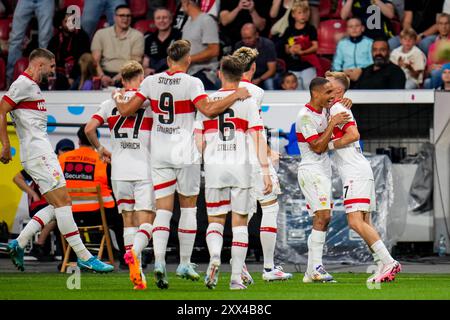 LEVERKUSEN, DEUTSCHLAND - 17. AUGUST: Enzo Millot vom VfB Stuttgart feiert mit Maximilian Mittelstadt vom VfB Stuttgart, nachdem er das erste g seines Teams erzielt hat Stockfoto