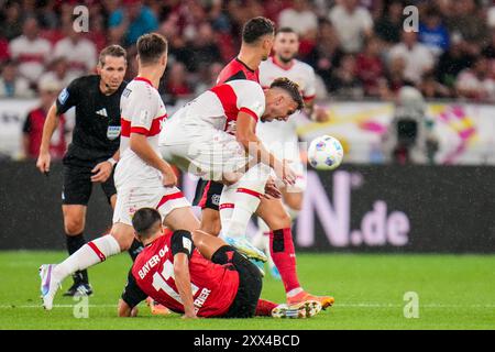 LEVERKUSEN – 17. AUGUST: Ermedin Demirovic vom VfB Stuttgart wird beim DFL Supercup 202 von Martin Terrier von Bayer 04 Leverkusen gefordert Stockfoto