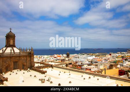 Gran Canaria, Spanien, Kanarische Inseln, Las Palmas - 22. Juli 2024. Die Kuppel der Kathedrale Santa Ana an der linken Stelle und in der Mitte die Kirche St. Au Stockfoto