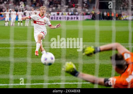 LEVERKUSEN, DEUTSCHLAND - 17. AUGUST: Bayer 04 Leverkusener Torhüter Lukas Hradecky rettet den Versuch von Frans Kratzig vom VfB Stuttgart im Elfmeter Stockfoto