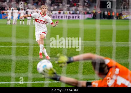 LEVERKUSEN, DEUTSCHLAND - 17. AUGUST: Bayer 04 Leverkusener Torhüter Lukas Hradecky rettet den Versuch von Frans Kratzig vom VfB Stuttgart im Elfmeter Stockfoto