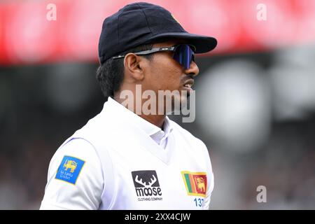 Manchester, Großbritannien. August 2024. Vishwa Fernando von Sri Lanka während des England Men gegen Sri Lanka 1st Rothesay Test Match Day 2 in Old Trafford, Manchester, Vereinigtes Königreich, 22. August 2024 (Foto: Craig Thomas/News Images) in Manchester, Vereinigtes Königreich am 22. August 2024. (Foto: Craig Thomas/News Images/SIPA USA) Credit: SIPA USA/Alamy Live News Stockfoto