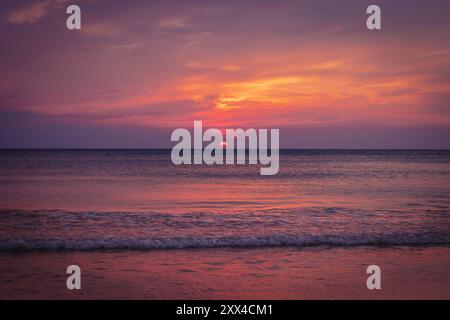 Sonnenuntergang über dem Meer, Sonne hinter dem Horizont, traumhafter farbenfroher Himmel in der Abenddämmerung, ruhige und ruhige Strandszene, malerische Küstenlandschaft, Sommerreisen, Großbritannien Stockfoto