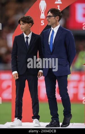 Mailand, Italien. August 2024. Pier Silvio Berlusconi und sein Sohn Lorenzo Mattia Berlusconi auf der Bühne während der Siegerehrung des Trofeo Luigi Berlusconi Spiels in Giuseppe Meazza, Mailand. Der Bildnachweis sollte lauten: Jonathan Moscrop/Sportimage Credit: Sportimage Ltd/Alamy Live News Stockfoto