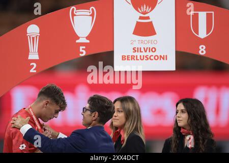 Mailand, Italien. August 2024. Pier Silvio Berlusconi umarmt Daniel Maldini von AC Monza ( Sohn der AC Mailand Legende Paolo Maldini ) während der Siegerehrung des Trofeo Luigi Berlusconi Spiels in Giuseppe Meazza, Mailand. Der Bildnachweis sollte lauten: Jonathan Moscrop/Sportimage Credit: Sportimage Ltd/Alamy Live News Stockfoto