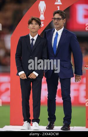 Mailand, Italien. August 2024. Pier Silvio Berlusconi und sein Sohn Lorenzo Mattia Berlusconi auf der Bühne während der Siegerehrung des Trofeo Luigi Berlusconi Spiels in Giuseppe Meazza, Mailand. Der Bildnachweis sollte lauten: Jonathan Moscrop/Sportimage Credit: Sportimage Ltd/Alamy Live News Stockfoto