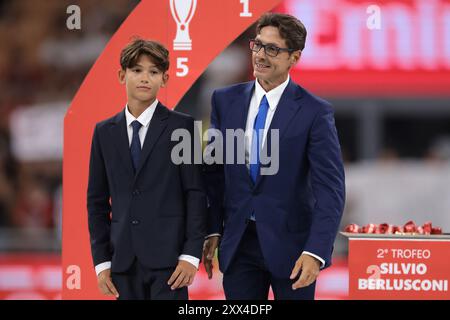 Mailand, Italien. August 2024. Pier Silvio Berlusconi und sein Sohn Lorenzo Mattia Berlusconi auf der Bühne während der Siegerehrung des Trofeo Luigi Berlusconi Spiels in Giuseppe Meazza, Mailand. Der Bildnachweis sollte lauten: Jonathan Moscrop/Sportimage Credit: Sportimage Ltd/Alamy Live News Stockfoto