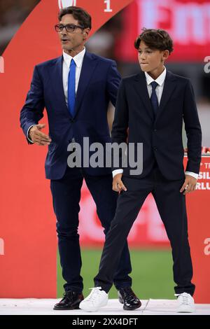 Mailand, Italien. August 2024. Pier Silvio Berlusconi und sein Sohn Lorenzo Mattia Berlusconi auf der Bühne während der Siegerehrung des Trofeo Luigi Berlusconi Spiels in Giuseppe Meazza, Mailand. Der Bildnachweis sollte lauten: Jonathan Moscrop/Sportimage Credit: Sportimage Ltd/Alamy Live News Stockfoto