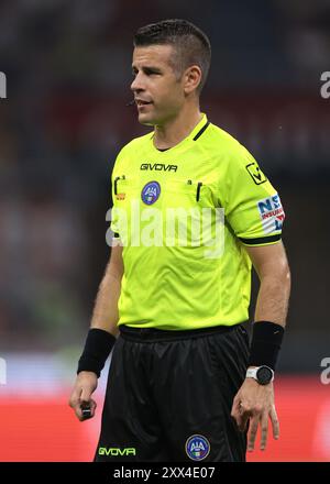 Mailand, Italien. August 2024. Der Schiedsrichter Antonio Giua sieht beim Spiel Trofeo Luigi Berlusconi in Giuseppe Meazza, Mailand, nach. Der Bildnachweis sollte lauten: Jonathan Moscrop/Sportimage Credit: Sportimage Ltd/Alamy Live News Stockfoto