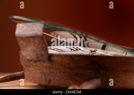 Kaputte alte analoge Uhr mit Glas- und Metallrahmen auf Holztisch, Nahaufnahme, kaputte Struktur Stockfoto