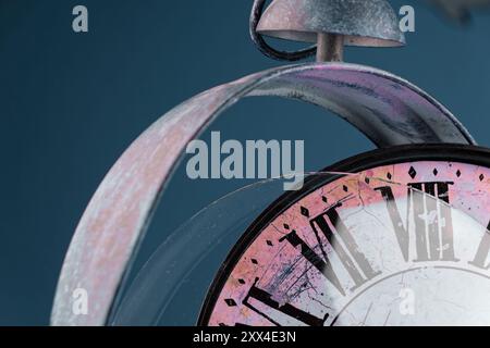 Kaputte alte analoge Uhr mit Glas- und Metallrahmen auf Holztisch, Nahaufnahme, kaputte Struktur Stockfoto