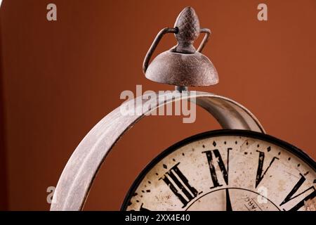 Kaputte alte analoge Uhr mit Glas- und Metallrahmen auf Holztisch, Nahaufnahme, kaputte Struktur Stockfoto