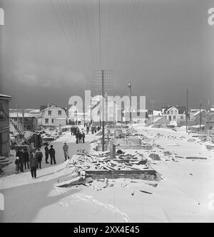 Tatsächlich 09-1949: Andenes nach dem Feuer nahm der frische Schnee über den Feuerplätzen etwas von der düsteren Atmosphäre. Die Leute standen etwas peinlich in kleinen Gruppen vor den Ruinen. Bevor die Regelung der Brandzone genehmigt wurde, kann nicht mit dem Bau begonnen werden. Aber im Mai hofft man, ernsthaft anfangen zu können. Foto; Sverre A. Børretzen / aktuell / NTB ***FOTO NICHT VERARBEITET*** dieser Bildtext wird automatisch übersetzt Stockfoto