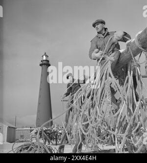 Tatsächlich 09-1949: Andenes nach dem Feuer - die Enten leben mit dem Gesicht zum Meer gerichtet - Fischerei ist die eigentliche Grundlage der Existenz. Aufgrund von Stürmen und starken Nutzungsverlusten war die Winterfischerei auf der Vesterålsbanks dieses Jahr ein totaler Misserfolg, aber die Entenangler geben nicht auf... Thorvald Lødding (im Vordergrund) und Edvin Rising gehören zu denen, die sich bei Lofoten versucht haben. Die Frühjahrsfischerei wird bald wieder ansteigen, und dann gibt es neue Hoffnung. Foto; Sverre A. Børretzen / aktuell / NTB ***FOTO NICHT VERARBEITET*** dieser Bildtext wird automatisch übersetzt Stockfoto