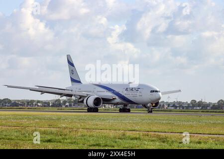 Ein Flugzeug der Fluggesellschaft El Al Israel Airlines, Boeing 777-258/er, Kennung 4X-ECE ist auf dem Flughafen Amsterdam Schiphol gelandet Flughafen Amsterdam Schiphol am 21.08.2024 in Amsterdam/Niederlande. *** Ein Flugzeug von El Al Israel Airlines, Boeing 777 258 er, Registrierung 4X ECE, ist am 21. 08 2024 auf dem Flughafen Amsterdam Schiphol in Amsterdam, Niederlande, gelandet Stockfoto