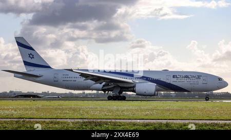 Ein Flugzeug der Fluggesellschaft El Al Israel Airlines, Boeing 777-258/er, Kennung 4X-ECE ist auf dem Flughafen Amsterdam Schiphol gelandet Flughafen Amsterdam Schiphol am 21.08.2024 in Amsterdam/Niederlande. *** Ein Flugzeug von El Al Israel Airlines, Boeing 777 258 er, Registrierung 4X ECE, ist am 21. 08 2024 auf dem Flughafen Amsterdam Schiphol in Amsterdam, Niederlande, gelandet Stockfoto