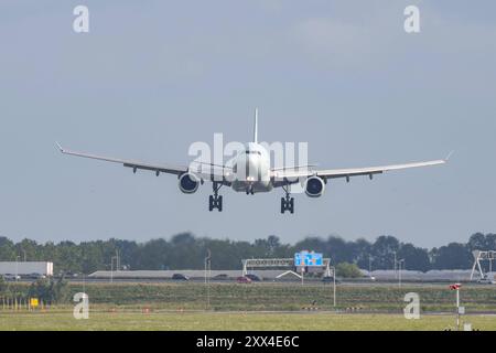 Ein Flugzeug der Fluggesellschaft Air Canada, Airbus A330-343, Kennung C-GHKX im Landeanflug auf den Flughafen Amsterdam Schiphol Flughafen Amsterdam Schiphol am 21.08.2024 in Amsterdam/Niederlande. *** Ein Air Canada-Flugzeug, Airbus A330 343, Registrierung C GHKX, nähert sich am 21. 08 2024 in Amsterdam Niederlande dem Flughafen Amsterdam Schiphol Stockfoto