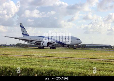 Ein Flugzeug der Fluggesellschaft El Al Israel Airlines, Boeing 777-258/er, Kennung 4X-ECE ist auf dem Flughafen Amsterdam Schiphol gelandet Flughafen Amsterdam Schiphol am 21.08.2024 in Amsterdam/Niederlande. *** Ein Flugzeug von El Al Israel Airlines, Boeing 777 258 er, Registrierung 4X ECE, ist am 21. 08 2024 auf dem Flughafen Amsterdam Schiphol in Amsterdam, Niederlande, gelandet Stockfoto