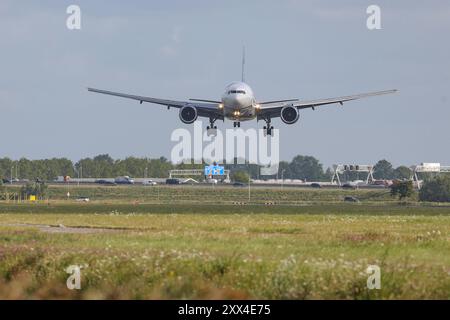 Ein Flugzeug der Fluggesellschaft United Airlines, Boeing 777-222/er, Kennung N784UA im Landeanflug auf den Flughafen Amsterdam Schiphol Flughafen Amsterdam Schiphol am 21.08.2024 in Amsterdam/Niederlande. *** Ein Flugzeug der United Airlines, Boeing 777 222 er, Eintragungsnummer N784UA, nähert sich dem Flughafen Amsterdam Schiphol am 21. 08 2024 in Amsterdam Niederlande Stockfoto